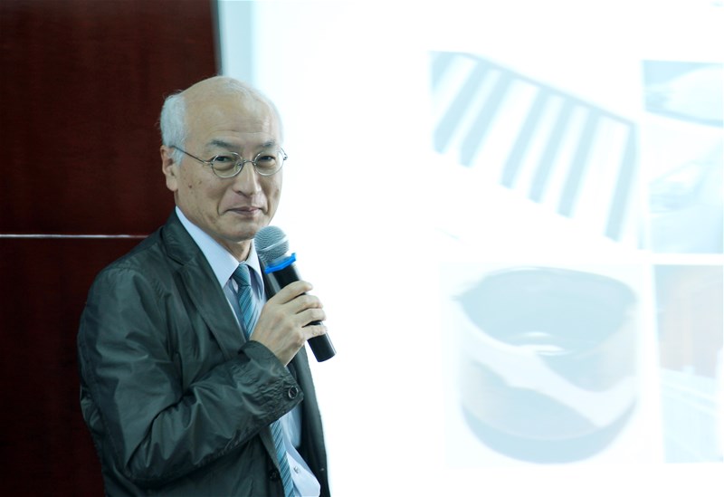 Giáo sư Hiroshi Yamata dành hơn 2 tiếng để hướng dẫn sinh viên Lạc Hồng  về Kỹ thuật cơ khí của Nhật Bản